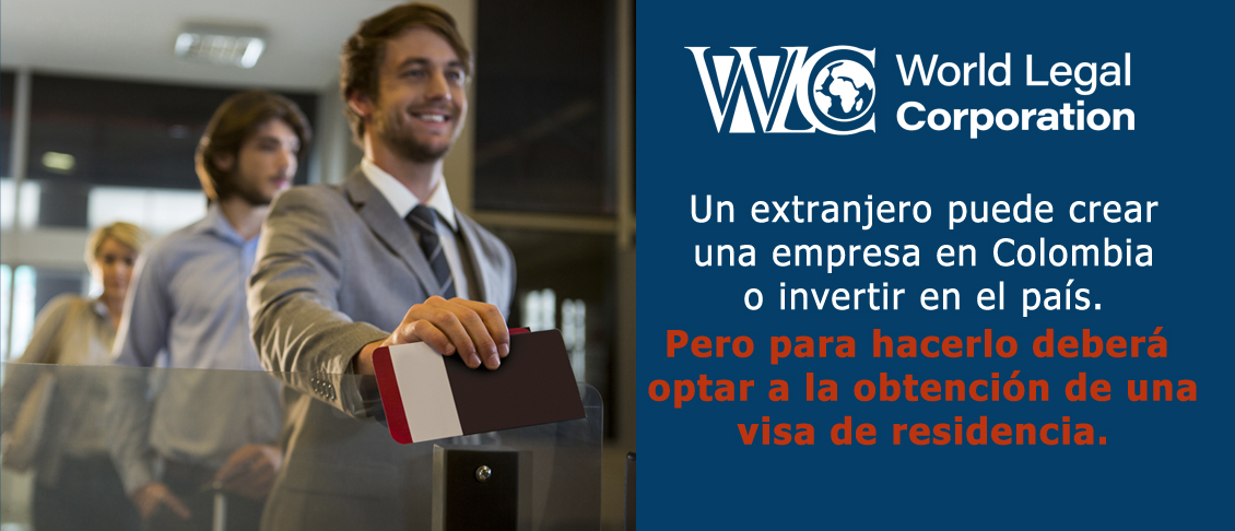 Hombre sostiene pasaporte y pasaje en una terminal.