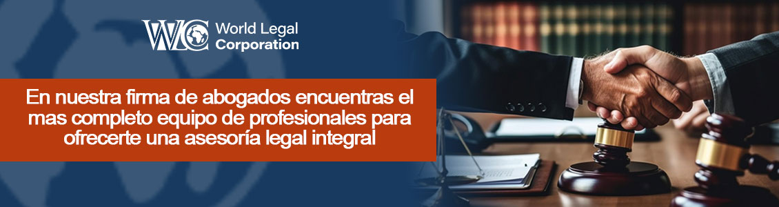 Abogados estrechando manos y mazo de abogado